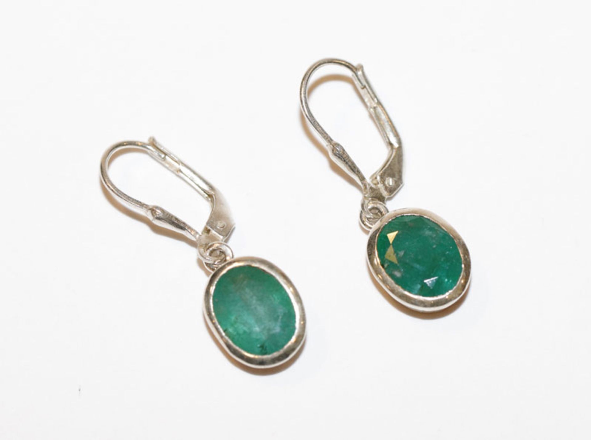 Paar Sterlingsilber Ohrhänger mit Smaragd, L 2,5 cm