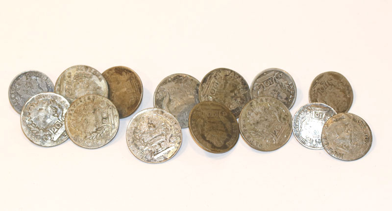 14 Silber Knöpfe, 5 x 10 und 9 x 20 Kreuzer Bayern, 81 gr., altersbedingter Zustand