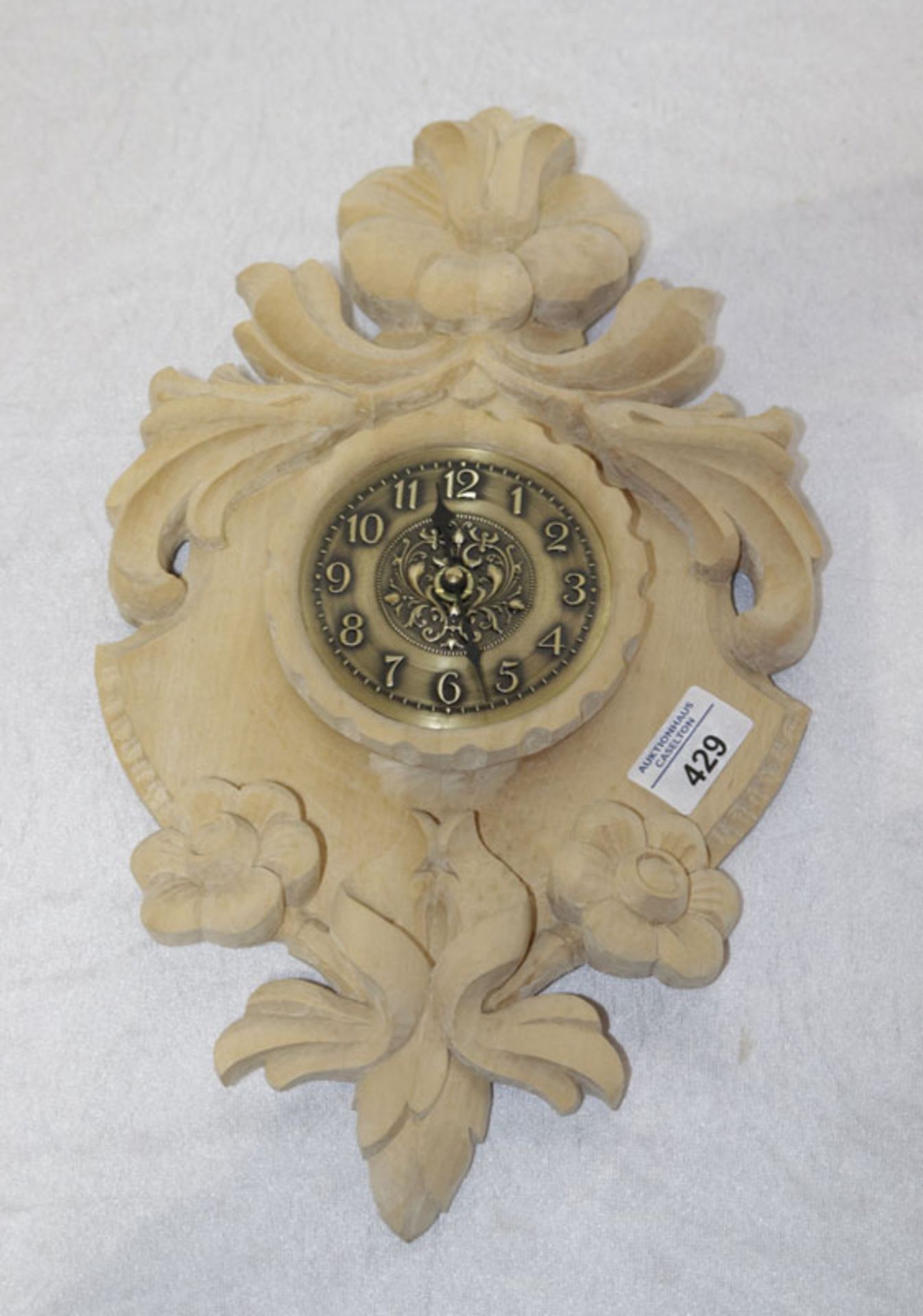 Wanduhr, Holz, Blumenschnitzerei mit Metall-Zifferblatt, H 40 cm, B 24 cm, T 4 cm, ungefaßt