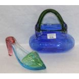 Glas-Konvolut: Tasche, blau mit grünen Henkeln, H 22 cm, B 20 cm, T 9 cm, und Schuh, blau/rose und