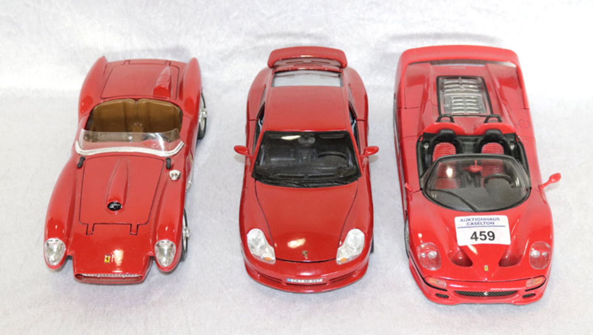 3 Modellautos: Porsche Carrera 911, 1997, und Ferrari 250 Testa Rossa, 1957, beide von Firma Burago,