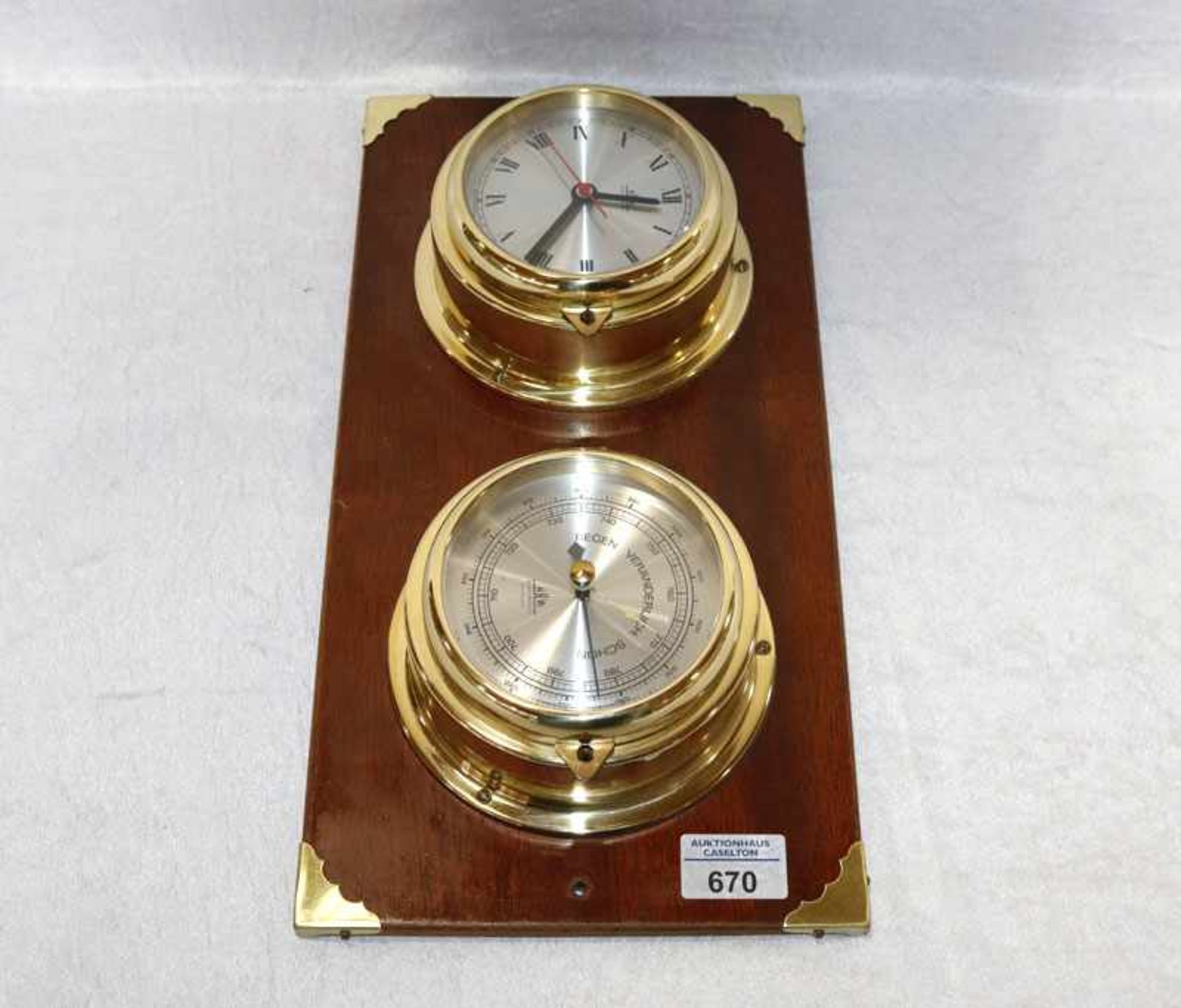 Barometer und Uhr in Messingehäuse in maritinem Stil auf Holz montiert, H 20 cm, B 40 cm, T 10 cm,