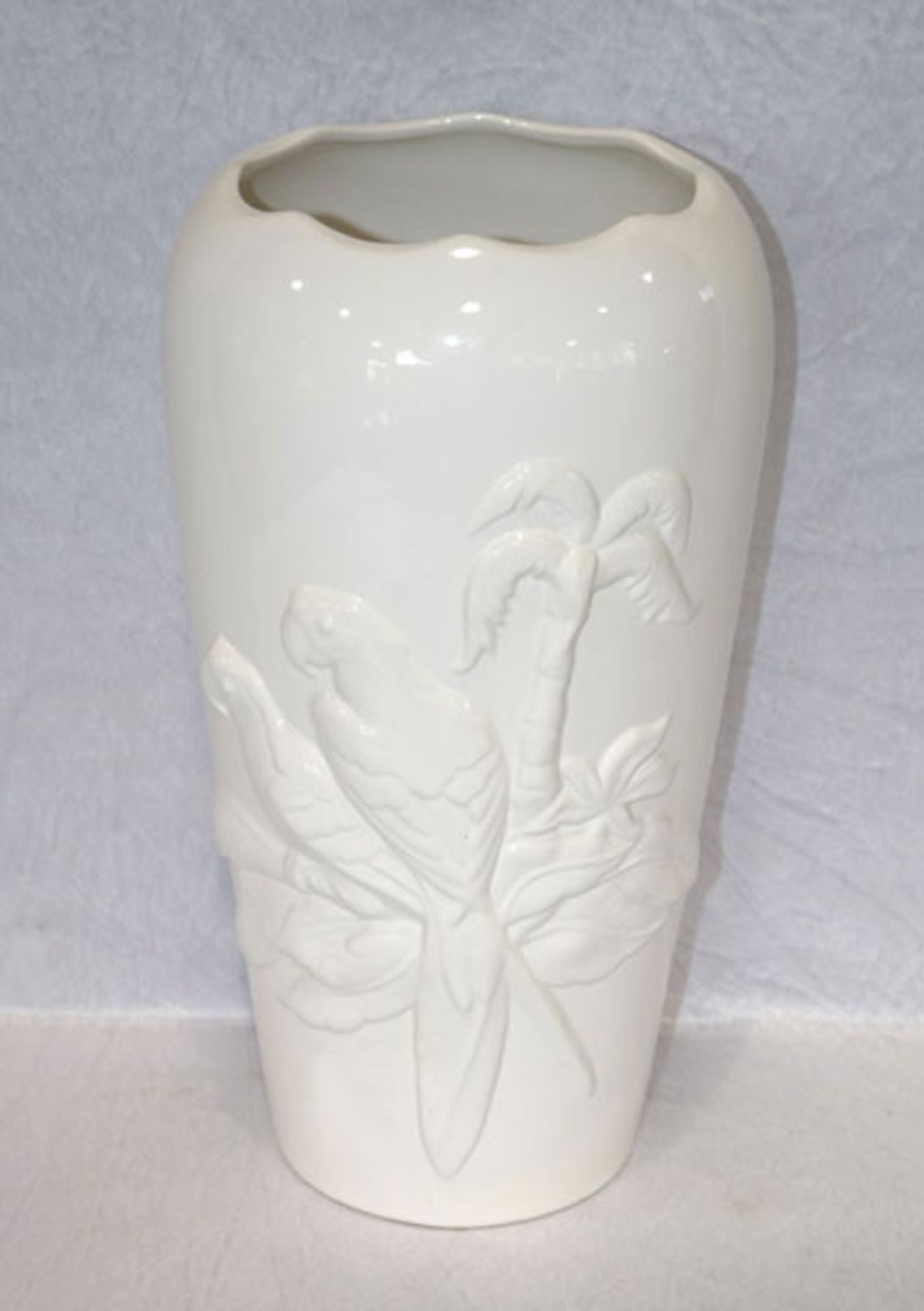 Keramik Bodenvase mit reliefiertem Papageien-Dekor, weiß glasiert, H 41 cm, D 23 cm, Rand leicht