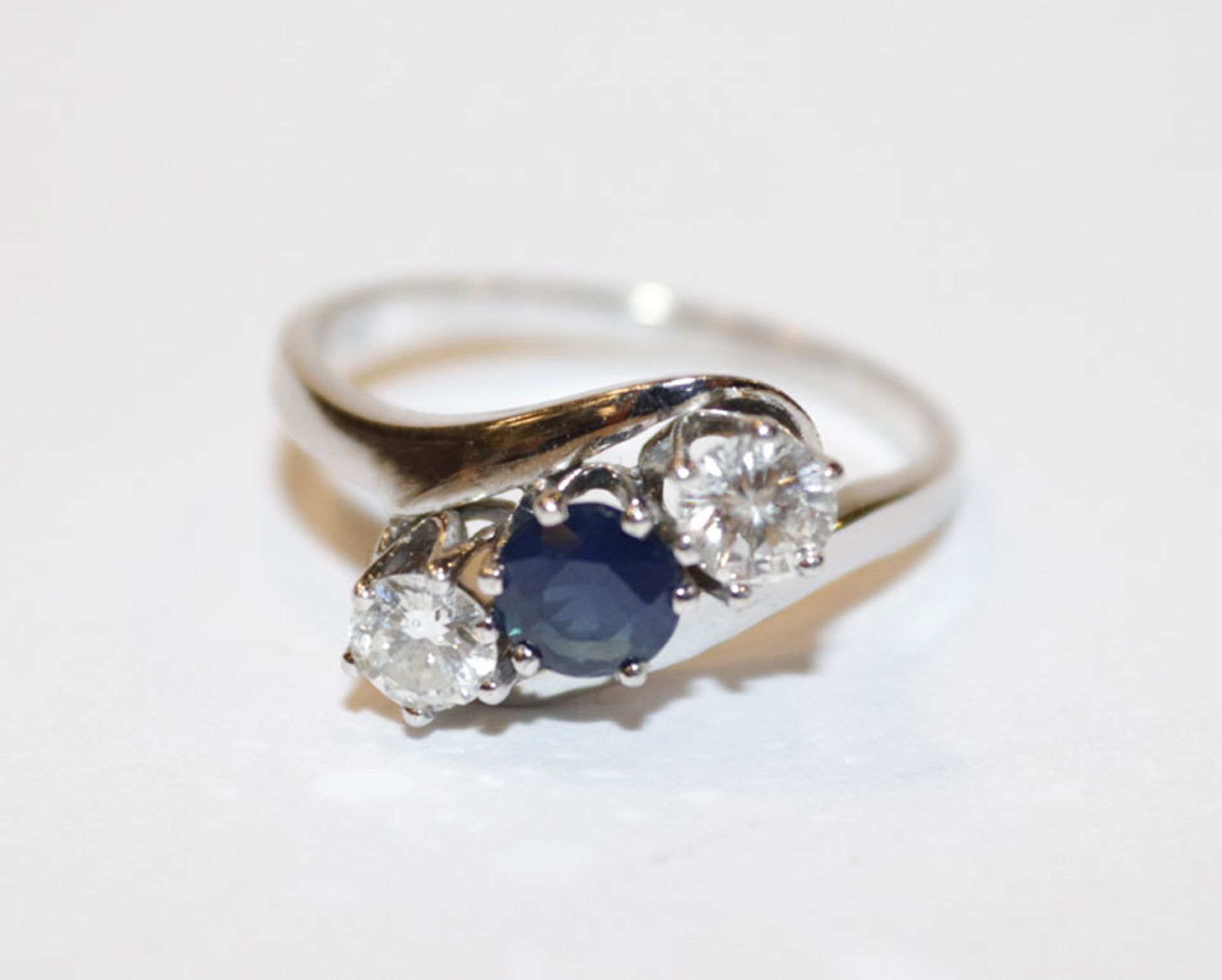 14 k Weißgold Ring mit 2 x ca. 0,25 ct. Diamanten und einem Safir, klassische Handarbeit, Gr. 61