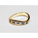 18 k Gelbgold Ring in geschwungener Form mit 4 Diamanten und 5 Safiren, Gr. 54