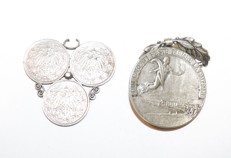 Rumänischer Orden, 1916 und 3 x 1/2 Mark Münzen in Silber, zusammengelötet