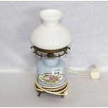 Tischlampe, Porzellan mit Blumendekor und Milchglasschirm, H 31 cm, Gebrauchsspuren