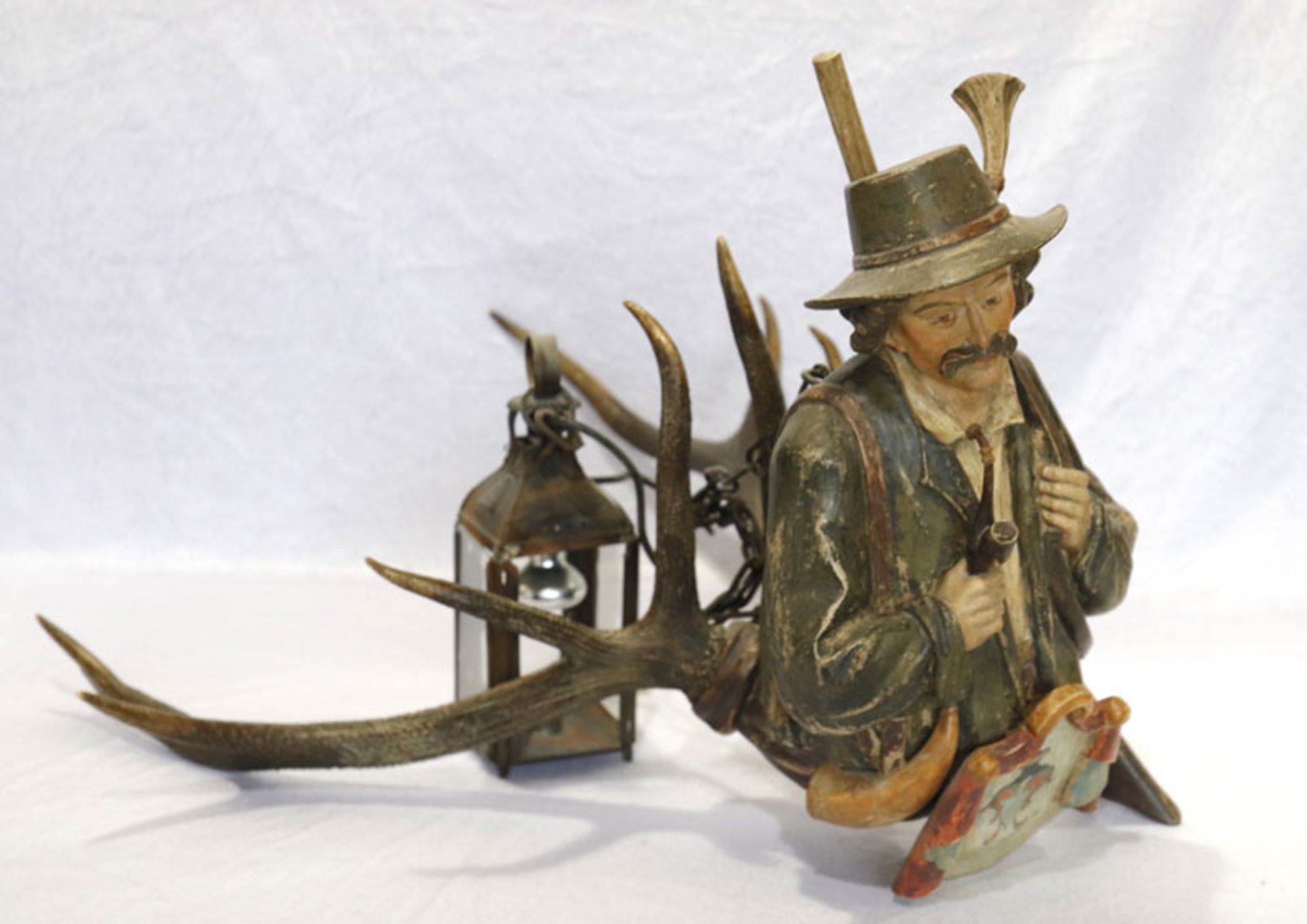 Lüstermännchen Lampe, geschnitzte Halbfigur 'Jäger mit Wappenschild', farbig gefaßt mit