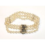 Perlen-Armband, 3-reihig mit 14 k Weißgold Designer-Schließe und 4 Safiren, 2 Weißgold-