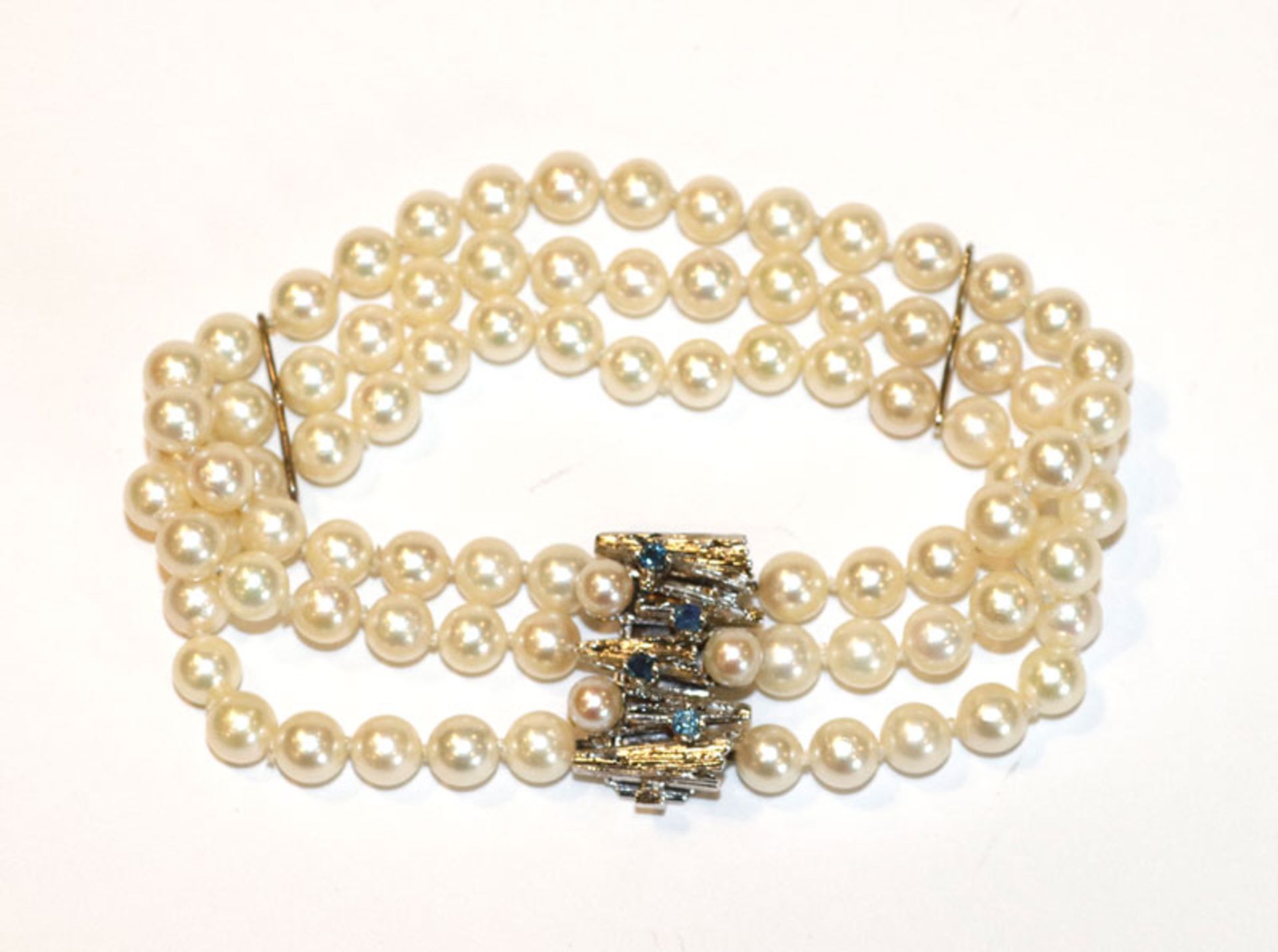 Perlen-Armband, 3-reihig mit 14 k Weißgold Designer-Schließe und 4 Safiren, 2 Weißgold-