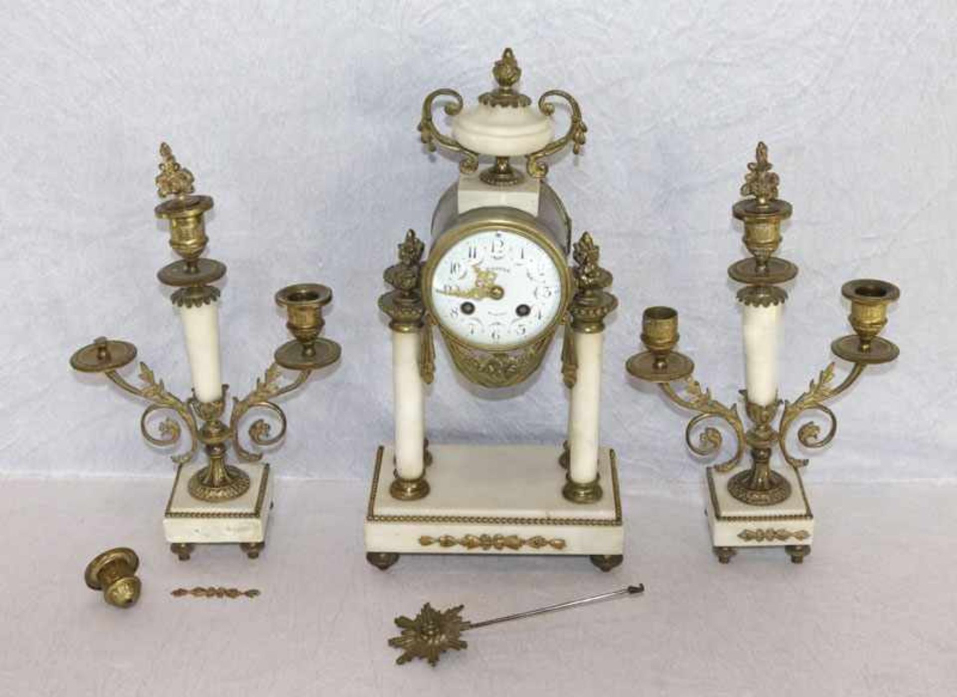 Uhren-Garnitur: Säulenuhr, Marmor mit Messingverzierungen, gemarkt Daguzé Nantes, mit Pendel und