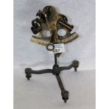 Sextant aus Metall auf Ständer, H 24 cm