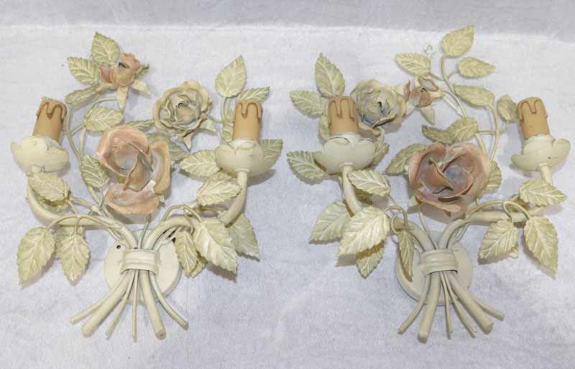 Paar Metall Wandlampen in Floraldekor, 2-armig, beige/rose, Gebrauchsspuren, H 38 cm, B 28 cm