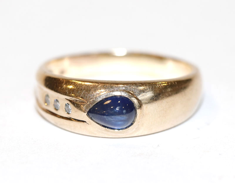 9 k (375 Gold) Ring mit Safircabochon und 3 Diamanten, Gr. 64, 4,5 gr.