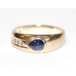 9 k (375 Gold) Ring mit Safircabochon und 3 Diamanten, Gr. 64, 4,5 gr.