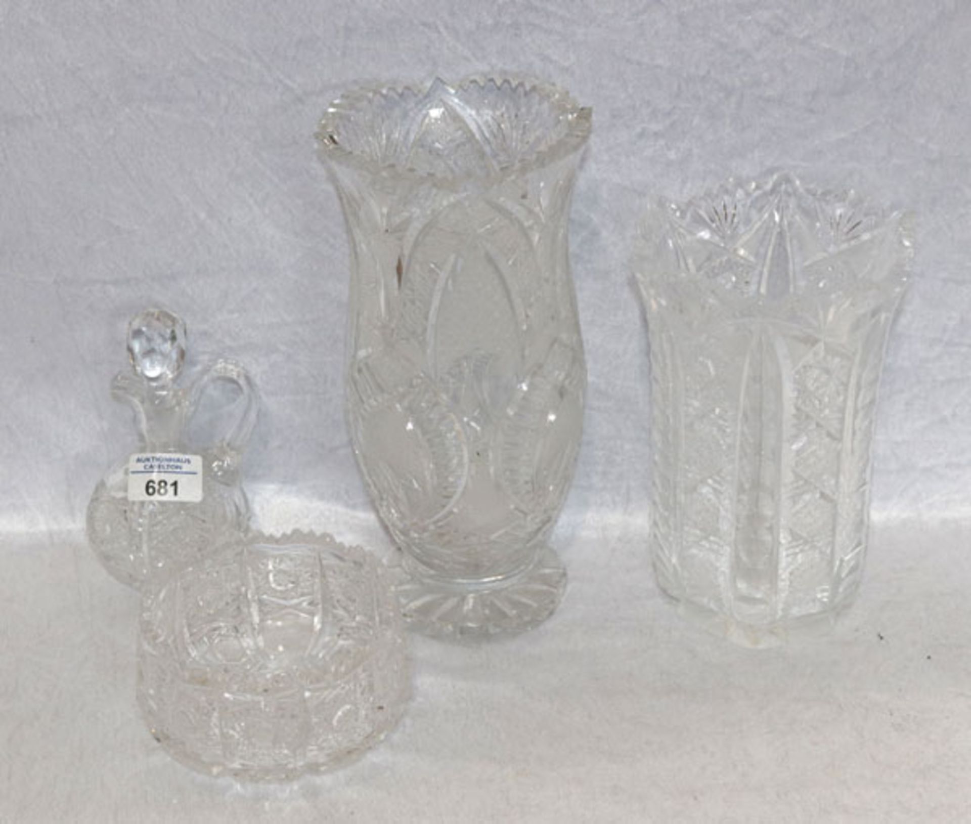 Kristall-Konvolut: 2 Vasen, H 20/26 cm, Schale, H 6 cm, D 11 cm, und Rumkännchen, H 16 cm, eine Vase