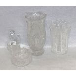 Kristall-Konvolut: 2 Vasen, H 20/26 cm, Schale, H 6 cm, D 11 cm, und Rumkännchen, H 16 cm, eine Vase