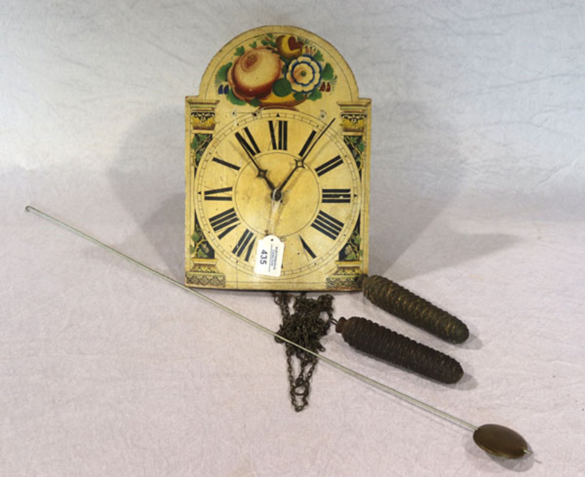 Schild-Wanduhr mit Blumendekor, Pendel (nicht Original) und 2 Zapfengewichte, Zifferblatt