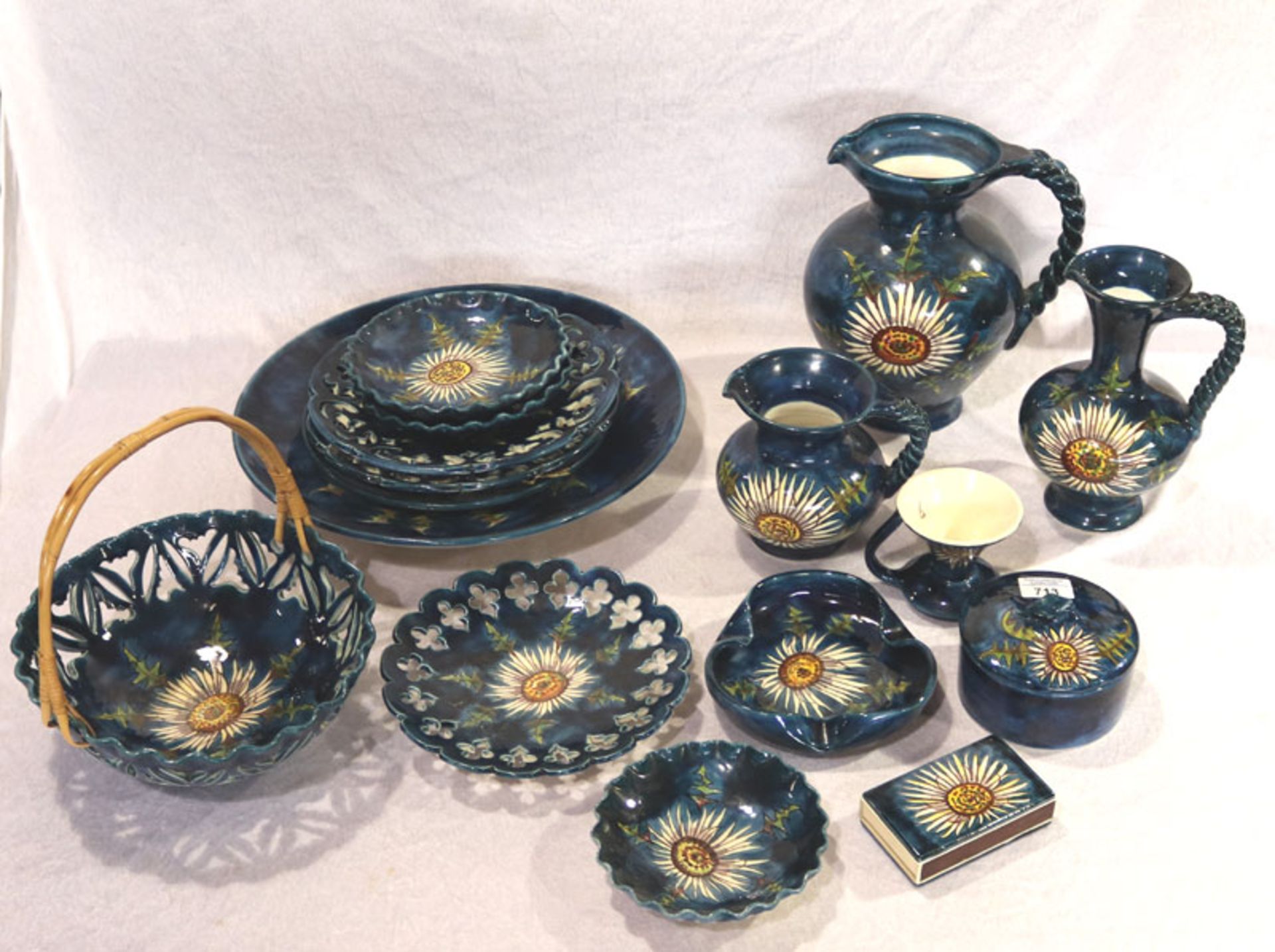 Hindelanger Keramik Konvolut, dunkelblau mit Silberdisteldekor, 2 Henkelkrüge, Vase, Kerzenleuchter,