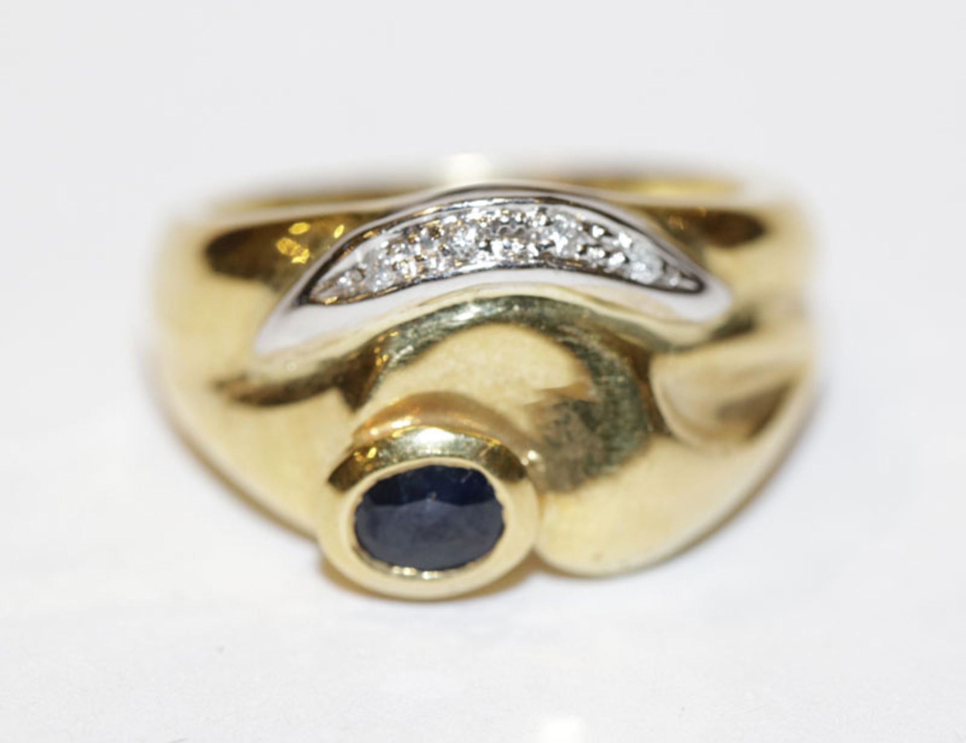 18 k Gelbgold Ring mit Safir und in Weißgold gefaßten Diamanten, 9,8 gr., Gr. 53