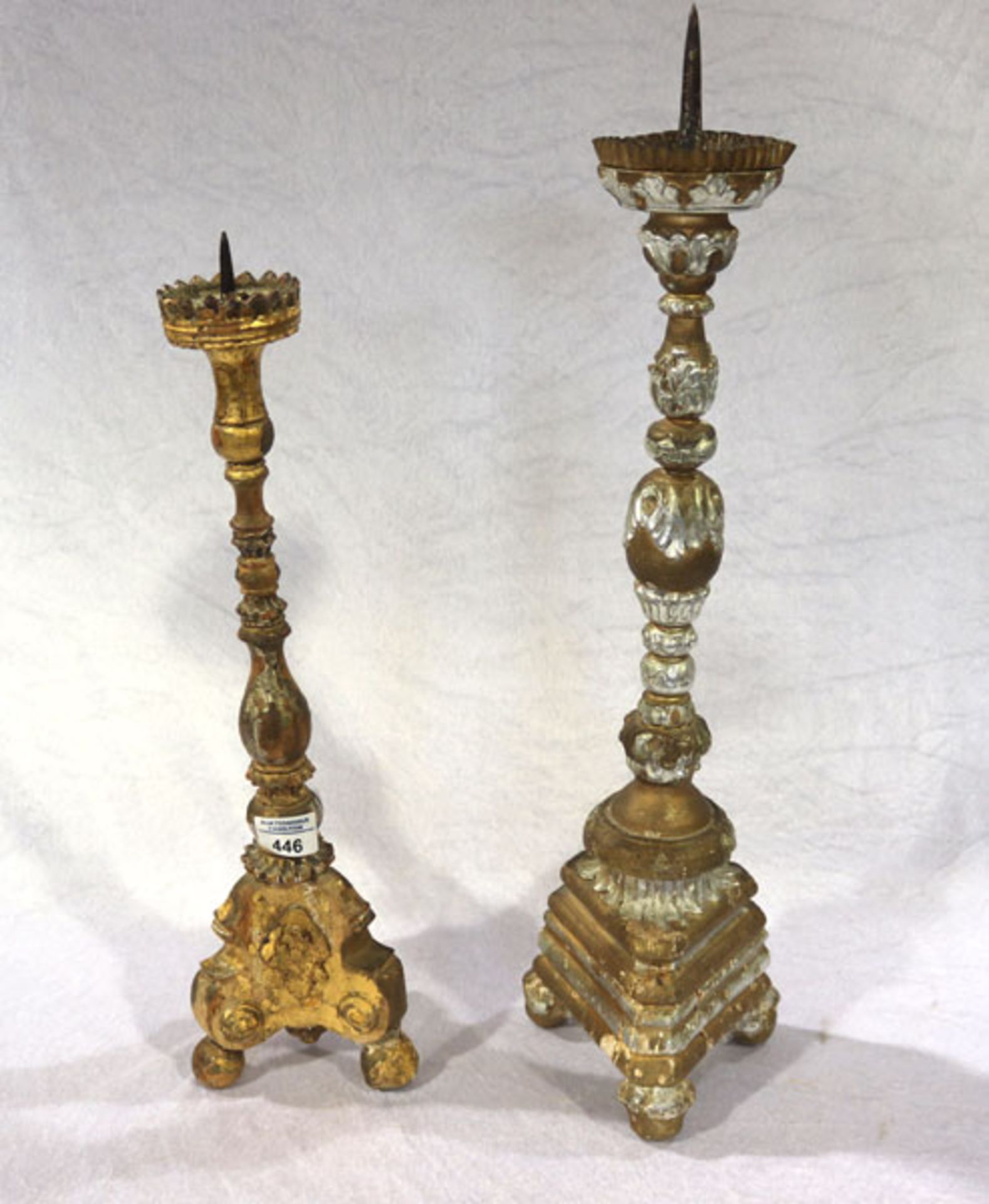 2 Holz Kerzenleuchter mit Restfassung, H 50/62 cm, starke Altersspuren