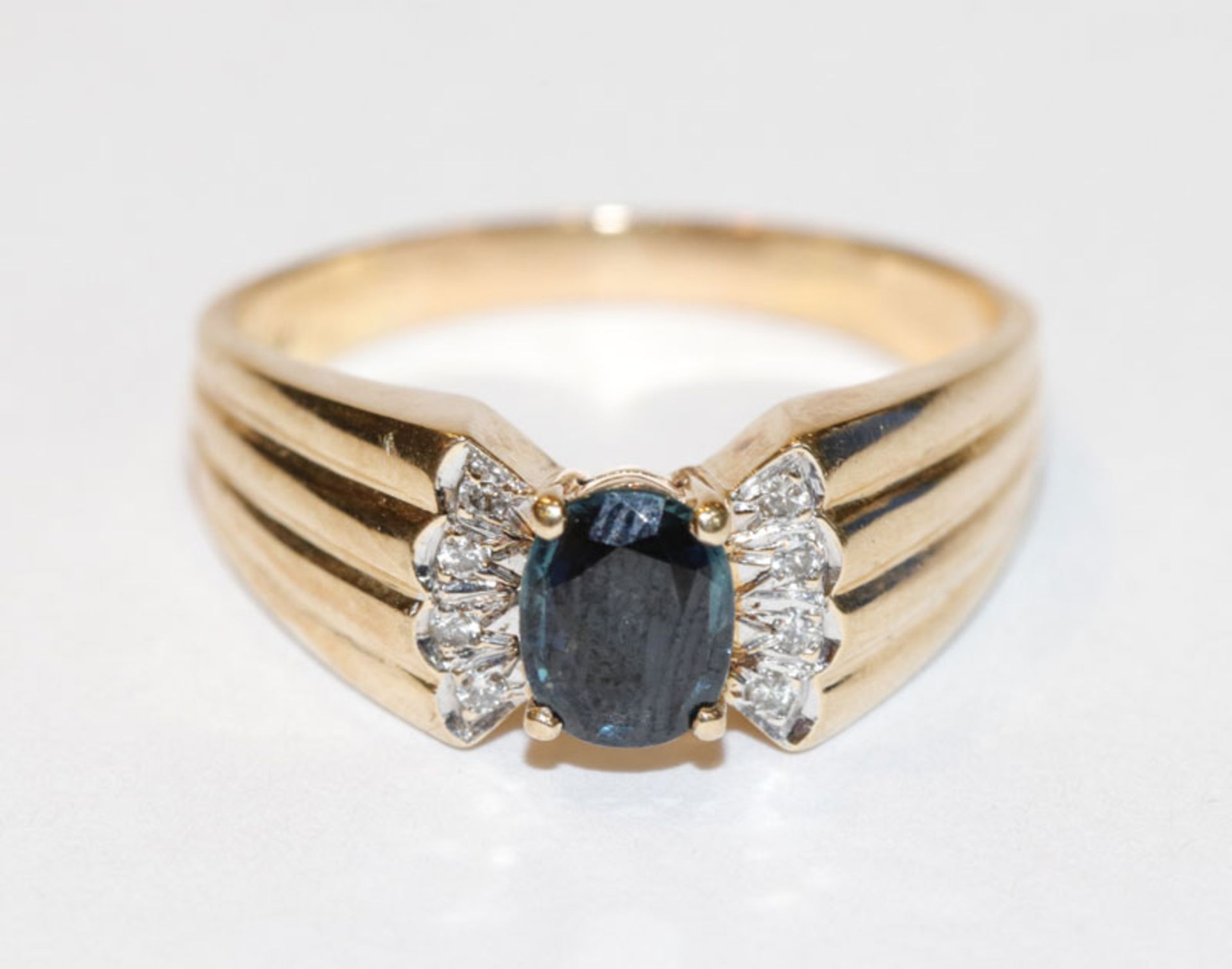 14 k Gelbgold Ring mit Safir und 8 in Weißgold gefaßten Diamanten, Gr. 61, 5,6 gr.