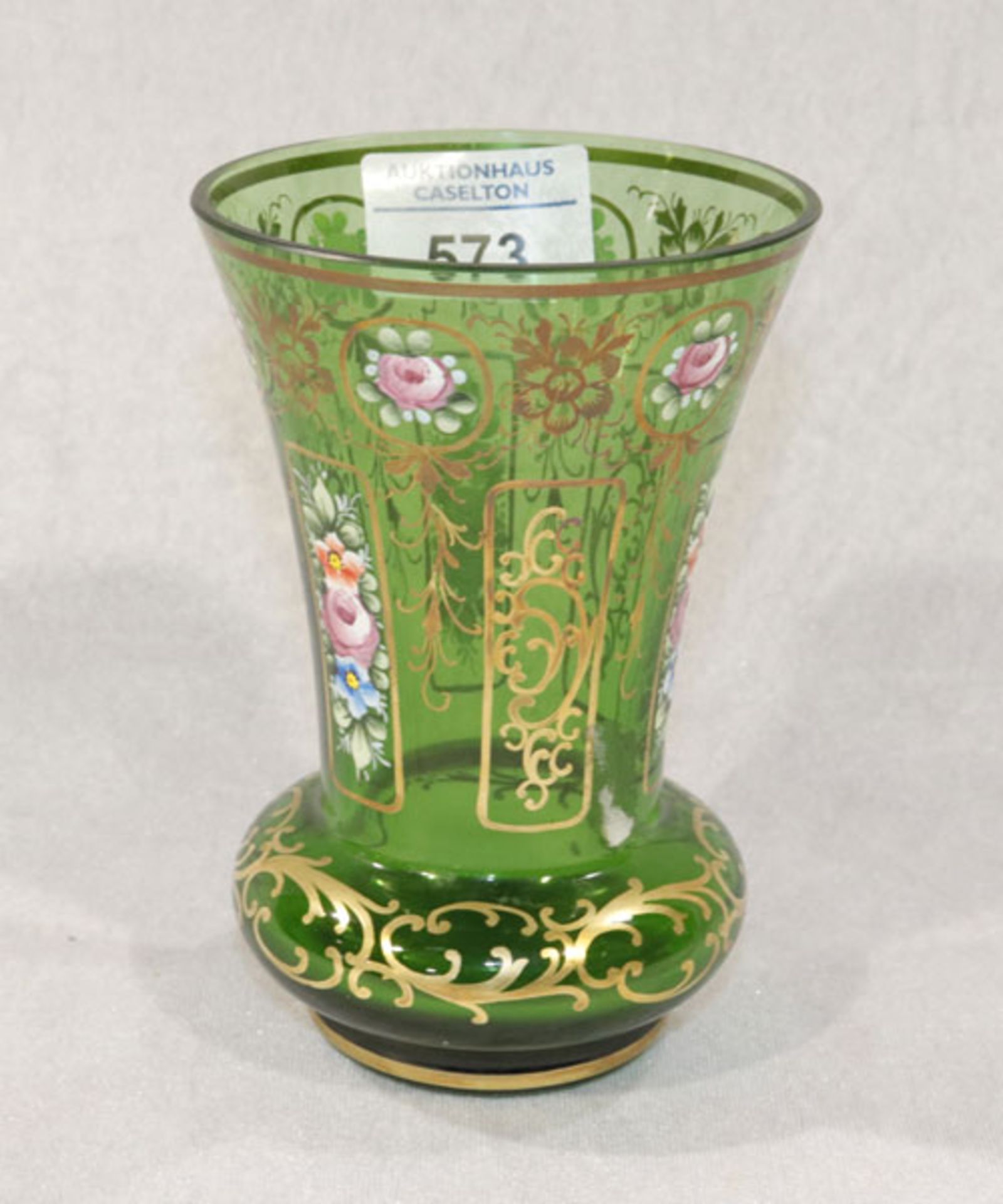 Fußbecher aus grünem Glas mit Gold- und Blumenmalerei, H 14 cm, D 9,5 cm, Gebrauchsspuren