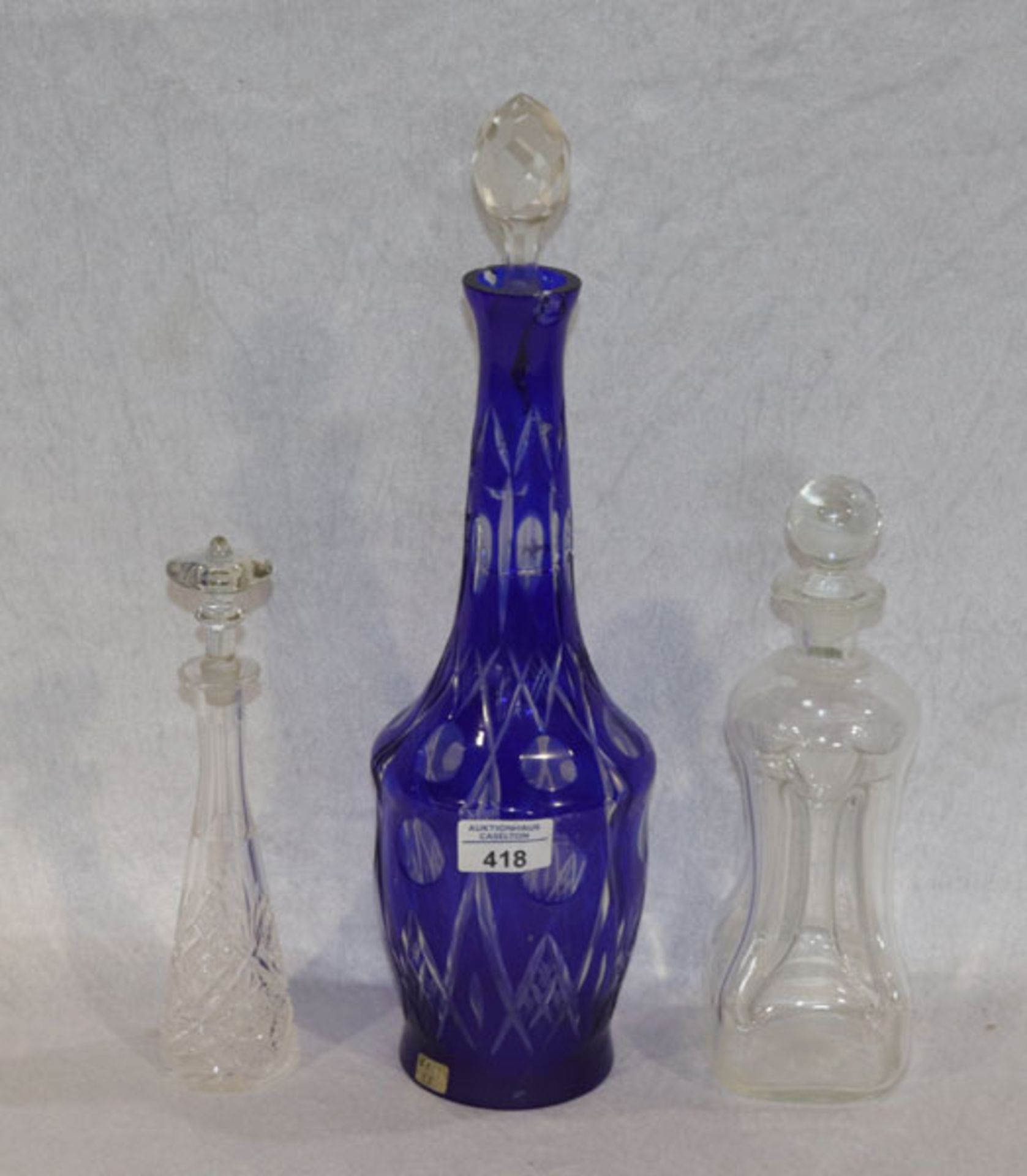 Glas-Konvolut: Nabelflasche, H 27 cm, Rumkaraffe mit Schliffdekor, H 24,5 cm, und Überfang
