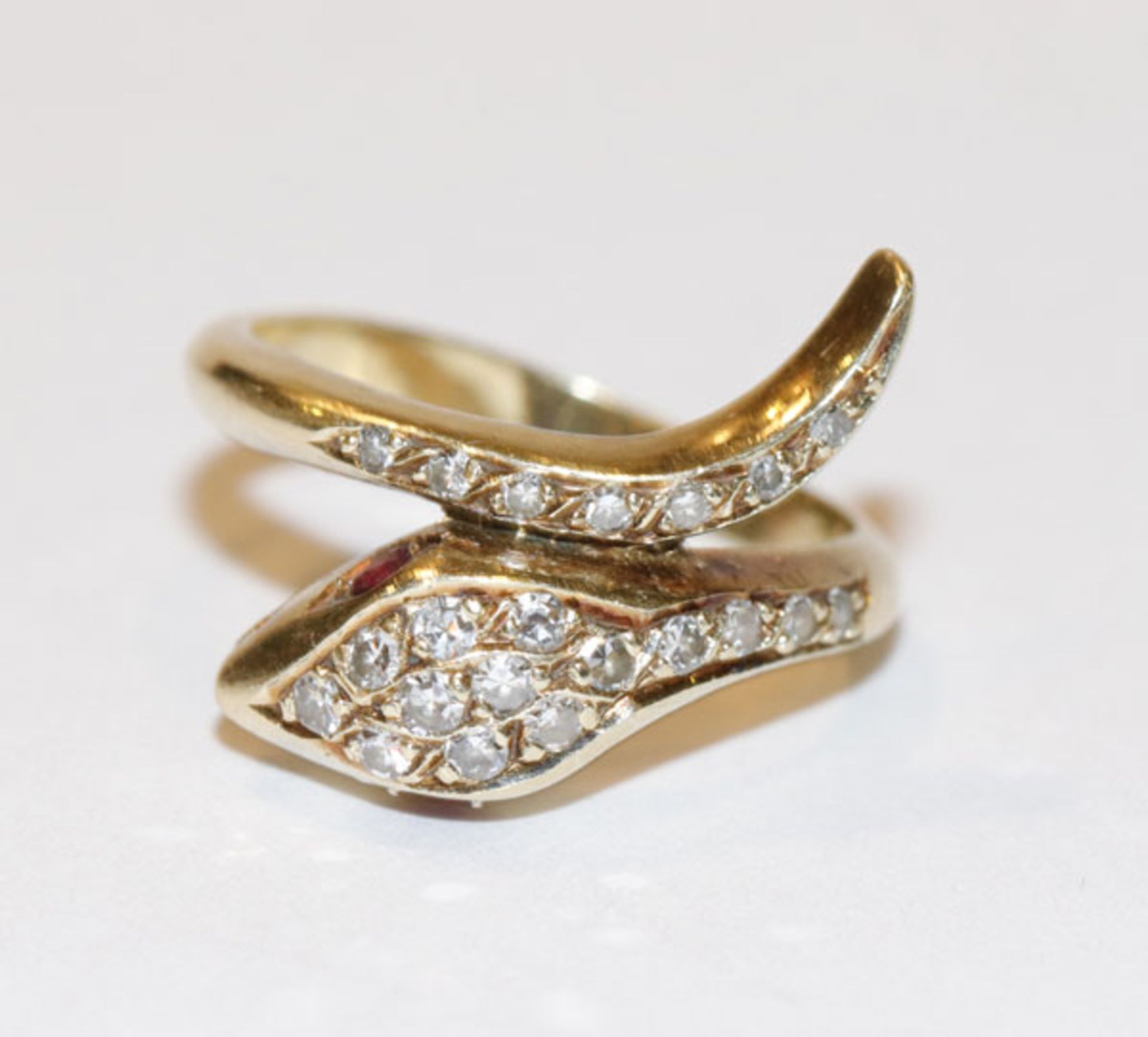 14 k Gelbgold Ring in Schlangenform mit Diamanten und 2 Rubinaugen, Gr. 52, 3,9 gr.