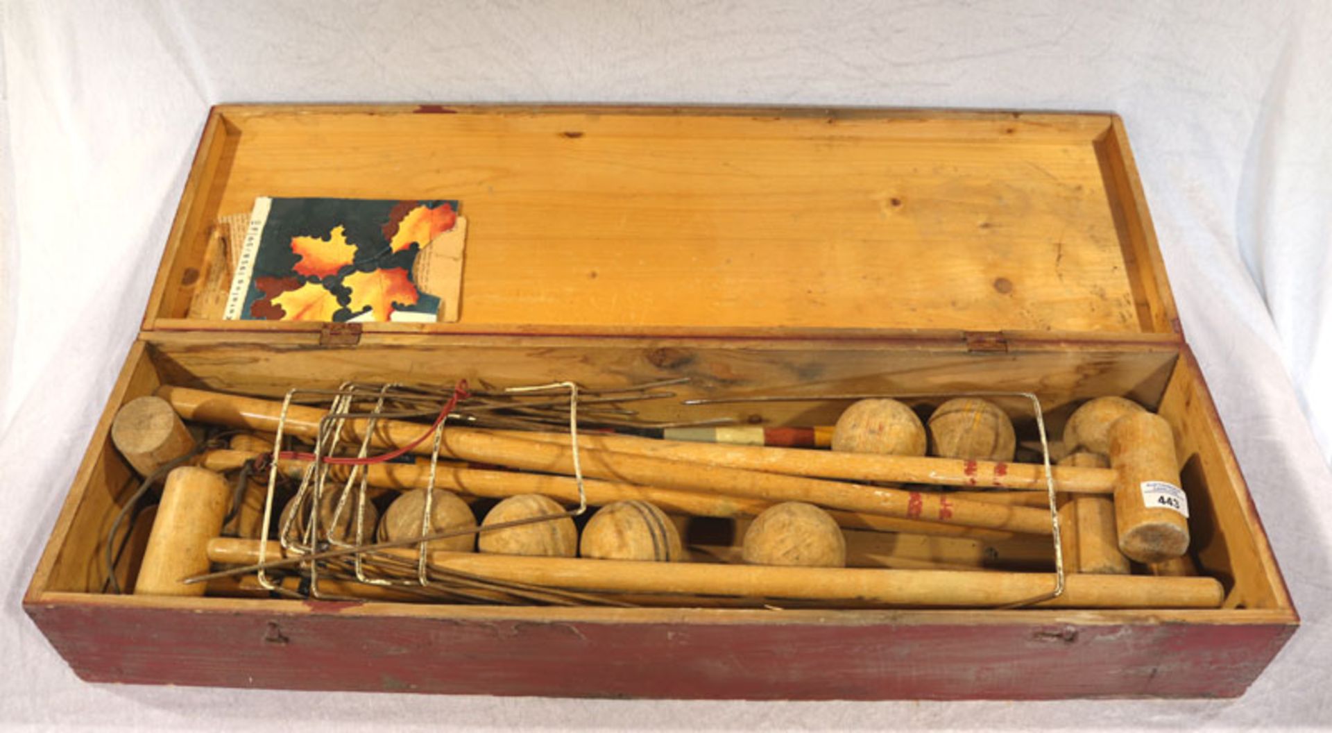 Krockettspiel in Holzkasten, starke Alters- und Gebrauchsspuren, Kasten H 15,5 cm, L 98 cm, B 26,5