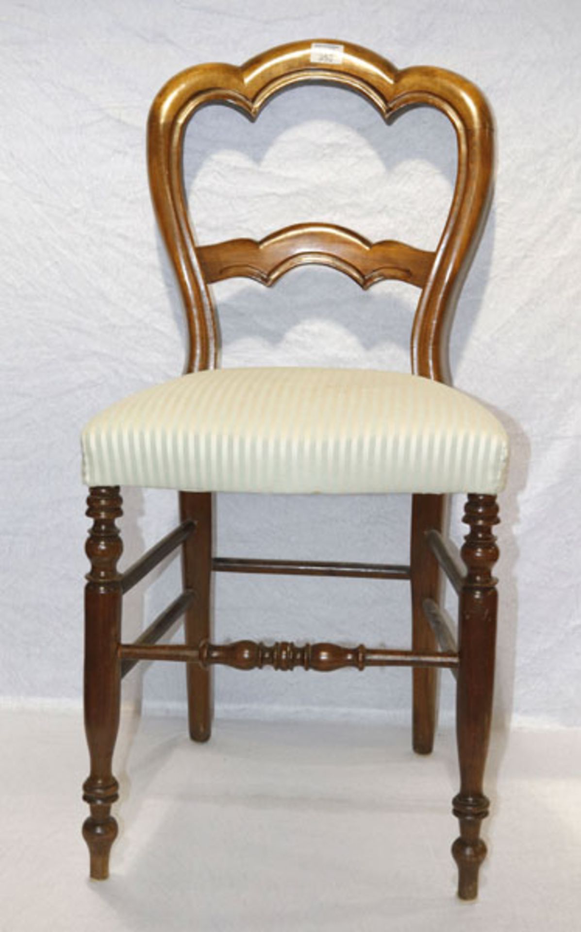 2 Stühle mit geschwungener Lehne auf gedrechselten Beinen, Sitz gepolstert und beige bezogen, 19.