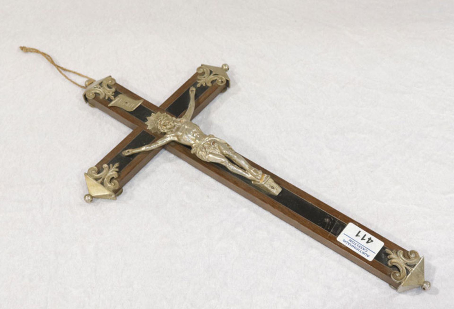 Holzkreuz mit Metall Korpus Christi und Verzierungen, L 42 cm, B 23 cm, eine Rosette fehlt,