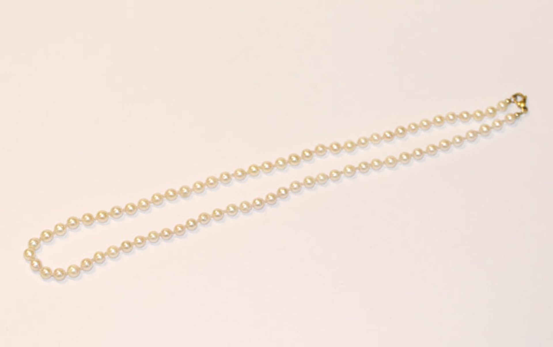 Perlenkette mit 8 k Gelbgold Schließe, L 46 cm