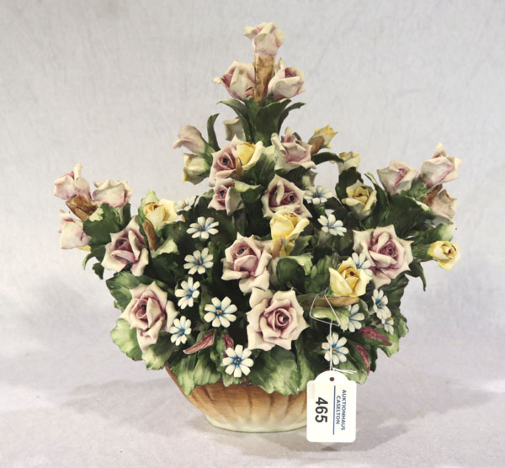 Keramik Tischdekoration 'Blumen in Korb', Capodimonte, beschädigt und geklebt, H 28 cm, B 28 cm, T
