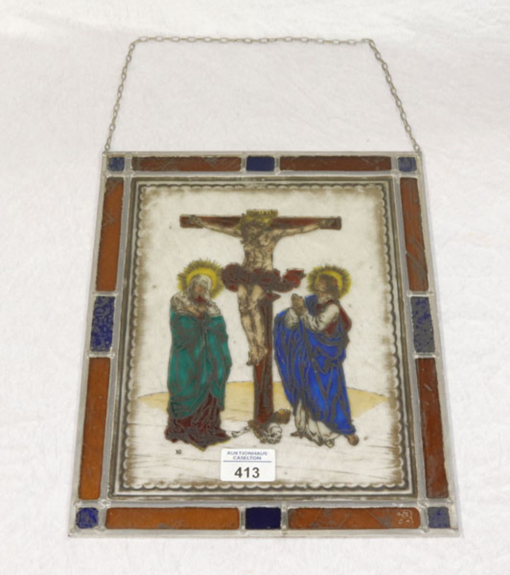 Fenster-Glasbild 'Christus am Kreuz mit Maria und Johannes', monogrammiert KG, 33 cm x 26,5 cm