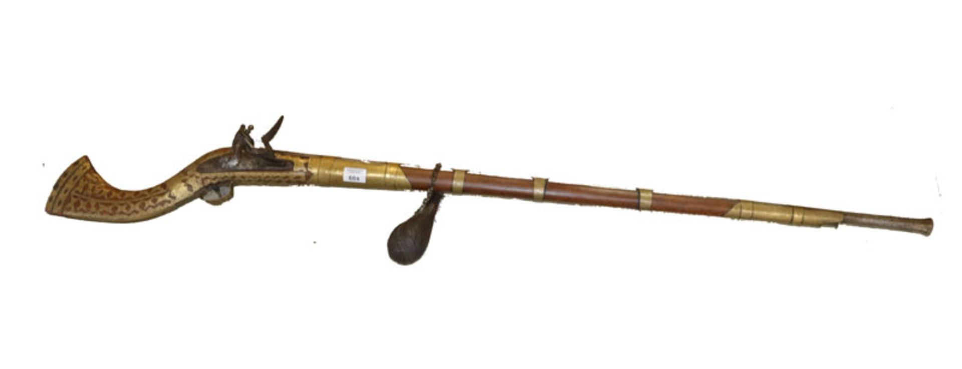 Arabische Muskete, schön verziert, L 153 cm, mit Pulverflasche, Altersspuren, nicht funktionsfähig