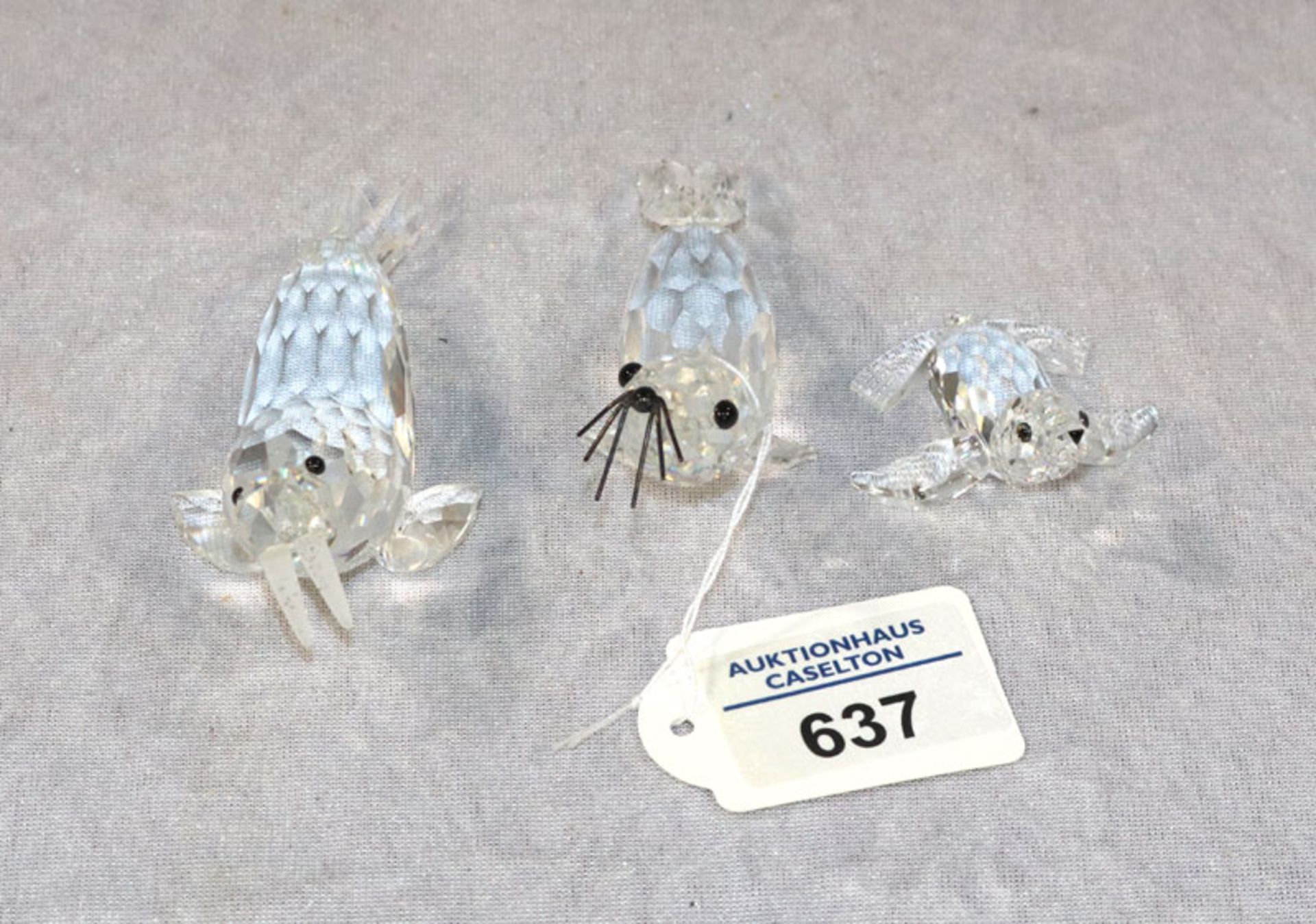 3 Swarovski Figuren, Seehund, Robbe und Walroß, aus klarem und schwarzem Kristallglas, H 3/4,5 cm,
