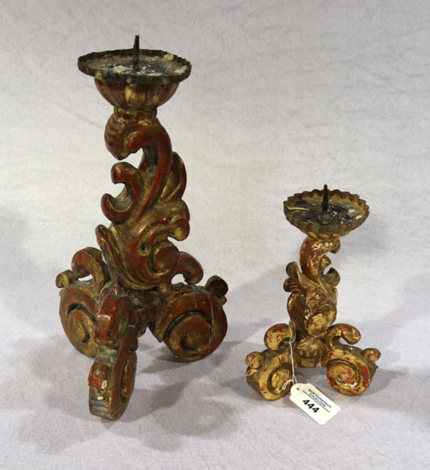 2 Holz Kerzenleuchter in ähnlichem Dekor, Goldfassung, H 22/34 cm, Fassung berieben und teils