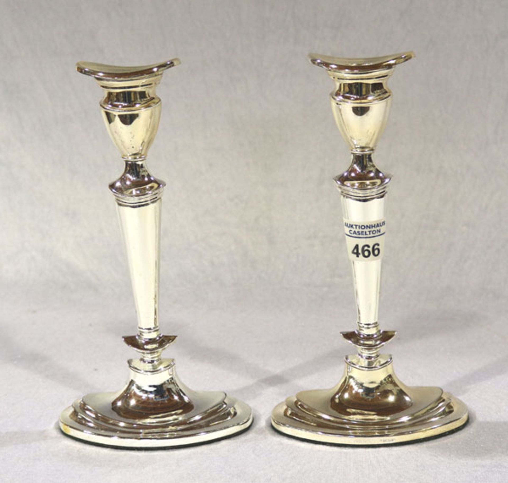 Paar versilberte Kerzenleuchter auf ovalem Stand, H 22 cm, Gebrauchsspuren