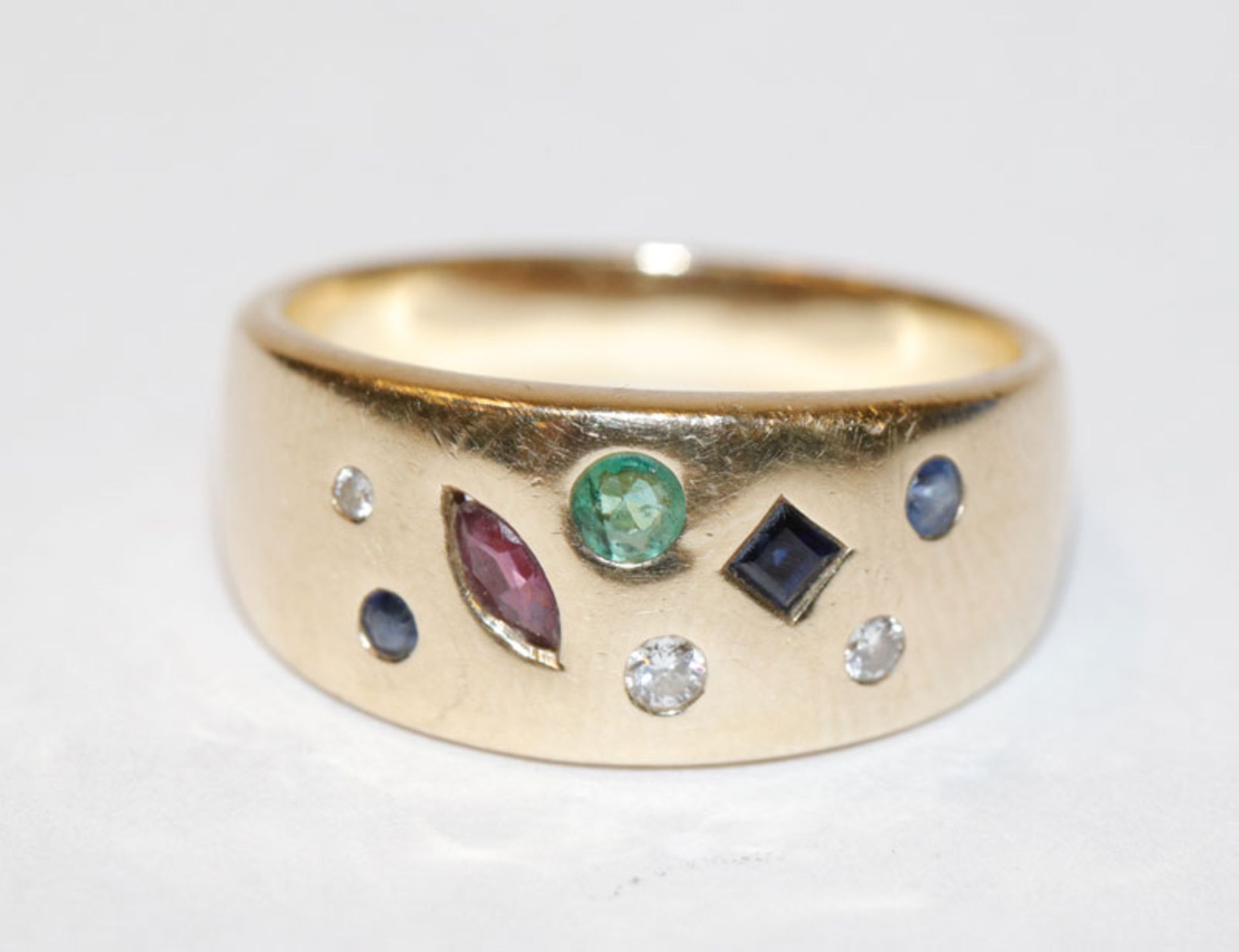 14 k Gelbgold Ring mit 3 kleinen Diamanten, Rubin, 3 Safiren und ein Smaragd, 5,3 gr., Gr. 54