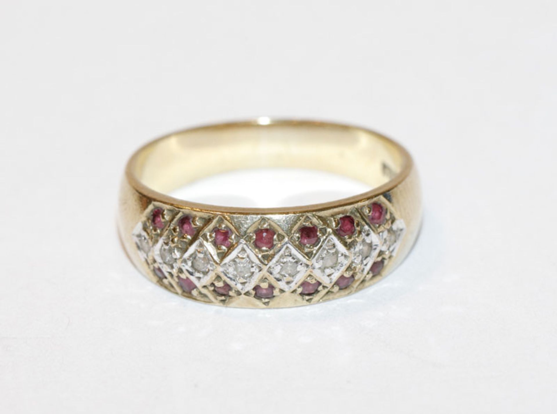 8 k Gelbgold Ring mit 8 kleinen in Weißgold gefaßten Diamanten und 14 Rubinen, 2,9 gr., Gr. 54