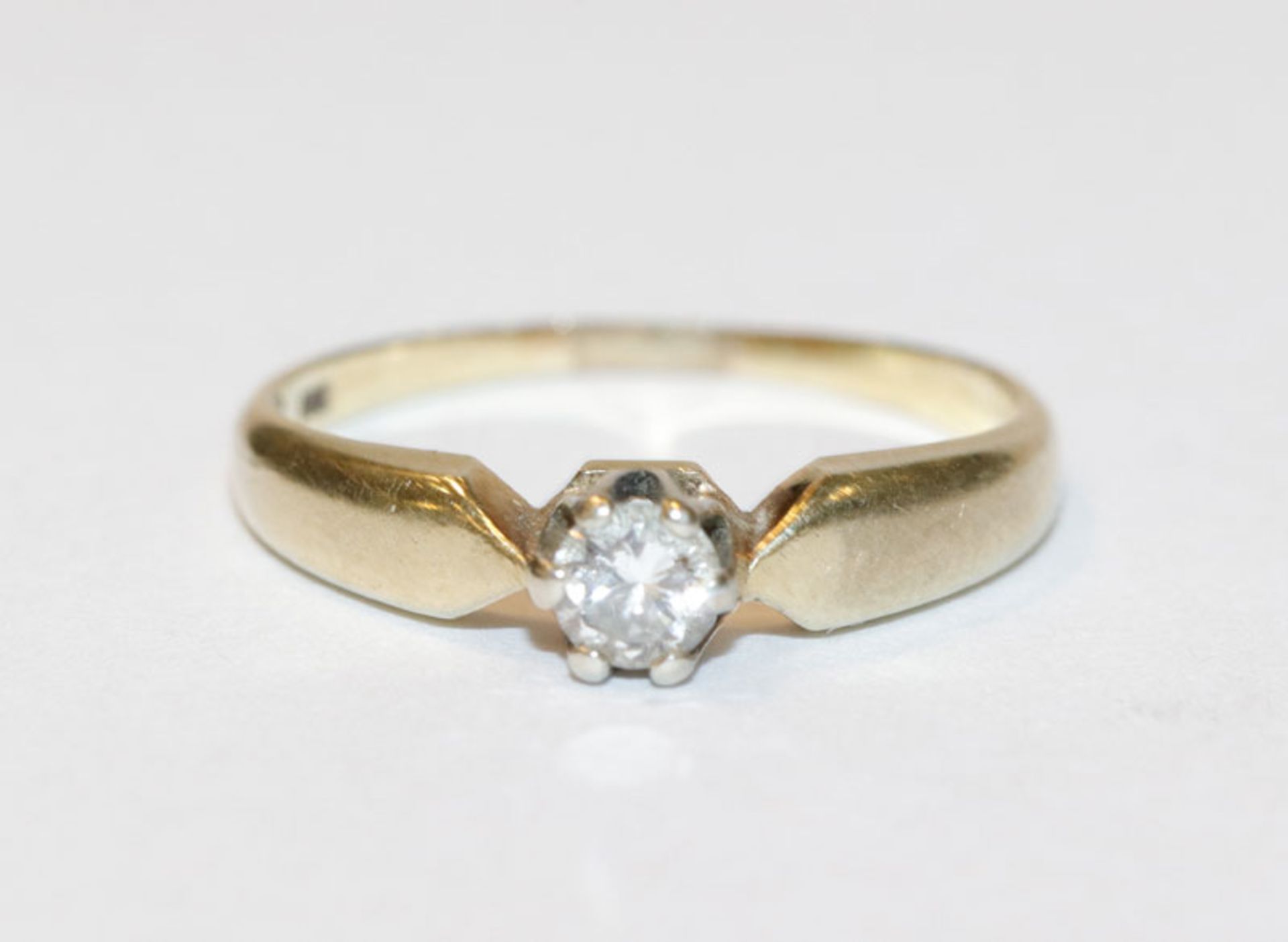 14 k Gelbgold Ring mit in Weißgold gefaßten Diamanten, ca. 0,20 ct., Gr. 52