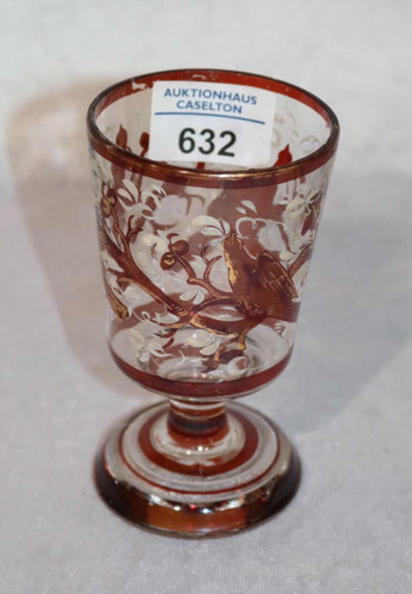 Böhmischer Glas-Fußbecher um 1900, rot/weiß/gold bemalt mit Vogeldekor, H 12,5 cm, berieben,