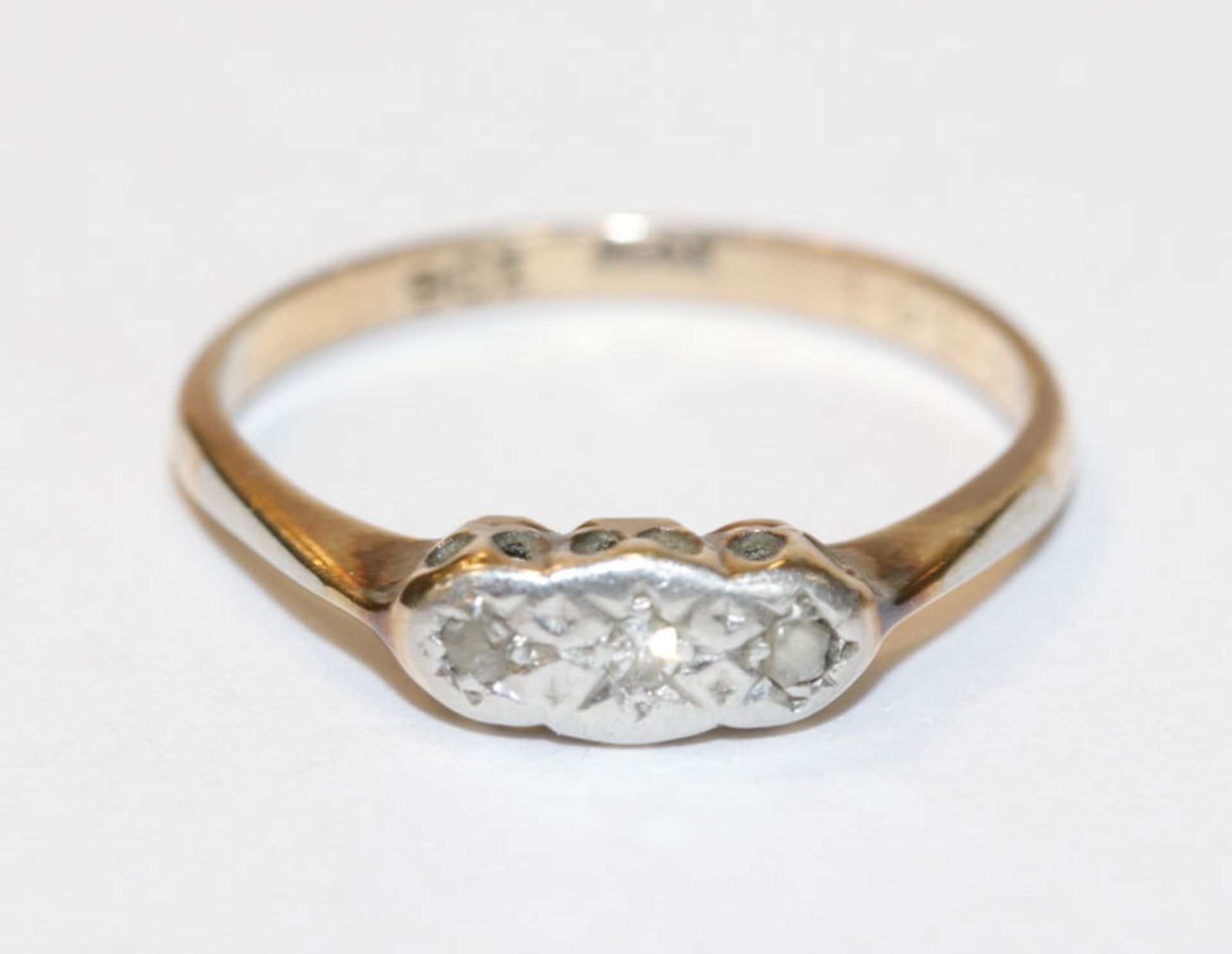 Englischer 9 k Gelb- und Weißgold Ring mit 3 Diamanten, um 1900, Gr. 55, Altersspuren