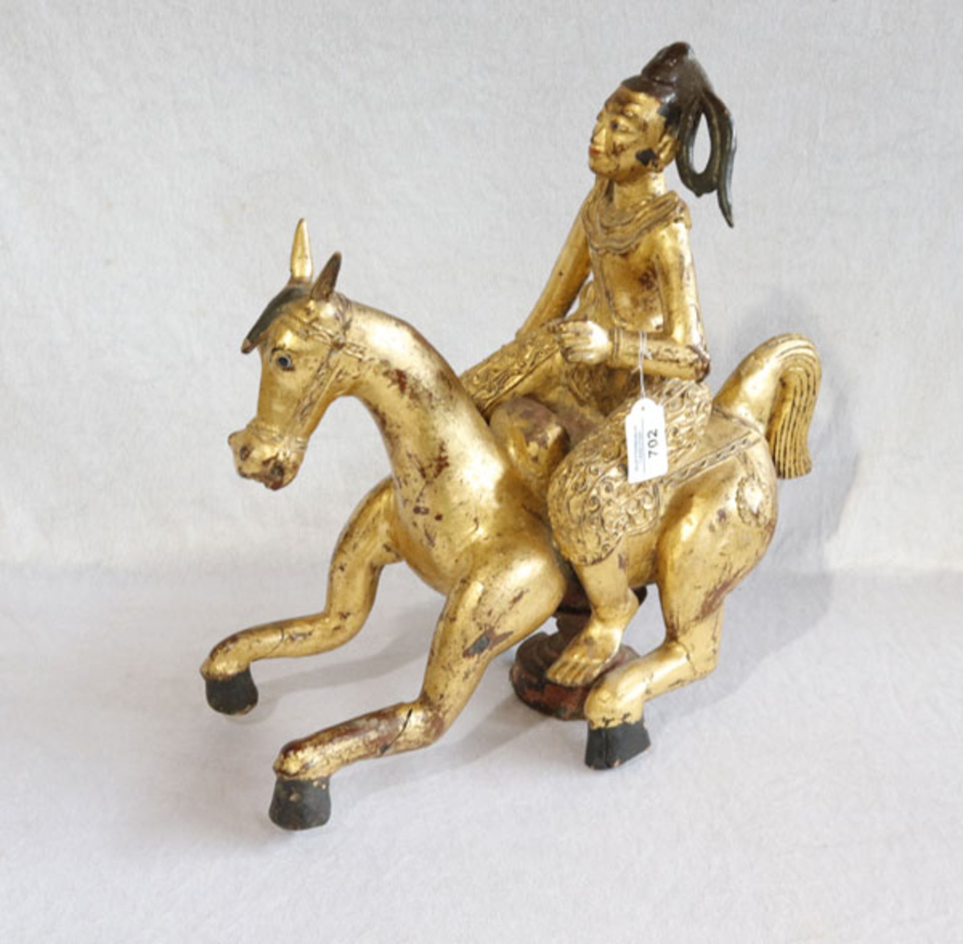 Holz Figurenskulptur 'Chinesische Reiterfigur', gold/schwarz gefaßt, H 45 cm, T 46 cm, B 23 cm,