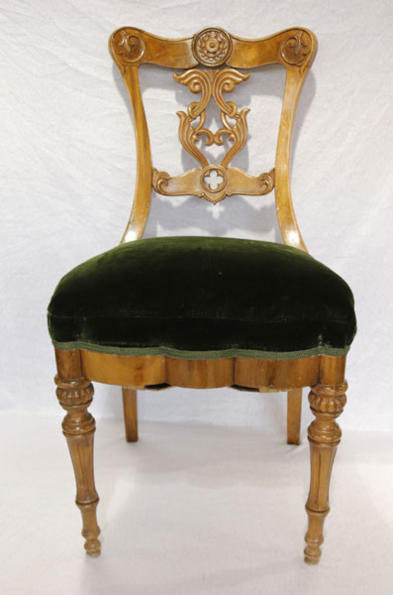 3 Stühle mit beschnitzten Lehnen, Sitz gepolstert und mit grünem Samt bezogen, um 1800, guter
