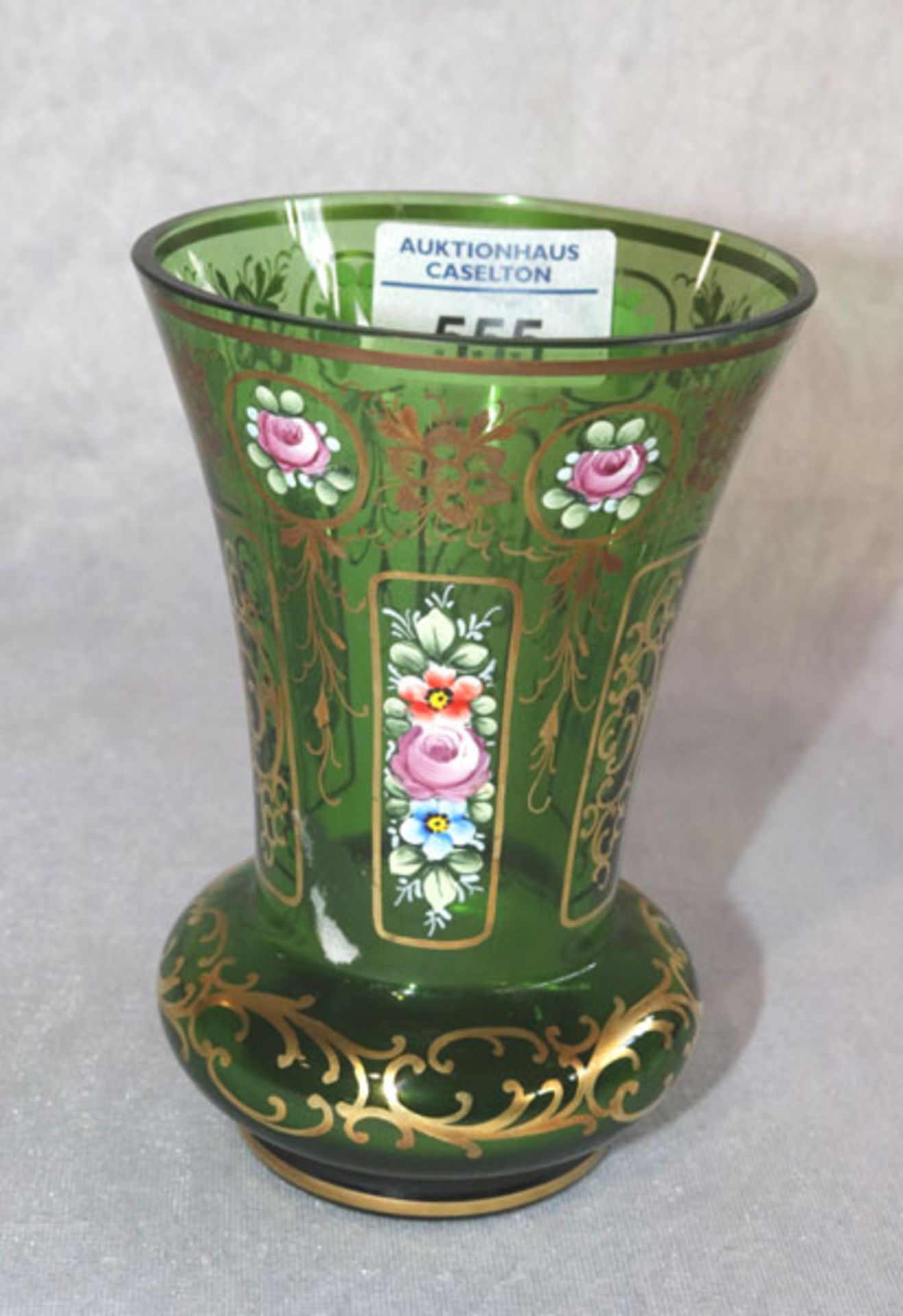 Fußbecher aus grünem Glas mit Gold- und Blumenmalerei, H 14 cm, D 9,5 cm, Gebrauchsspuren