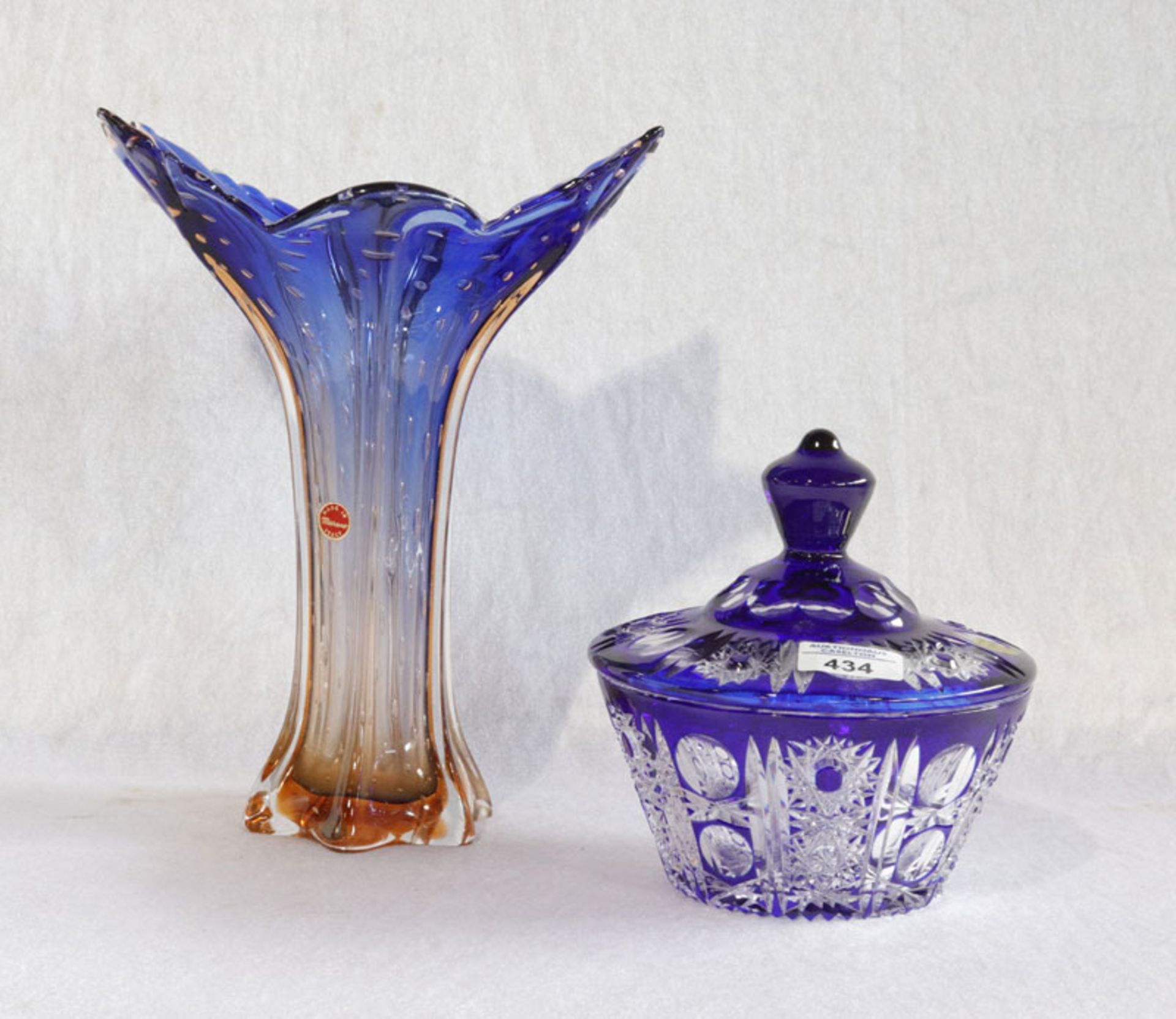 Murano Glasvase in blau/orange verlaufend, H 29,5 cm, B 22 cm, T 14 cm, und Wahla Glasdose mit