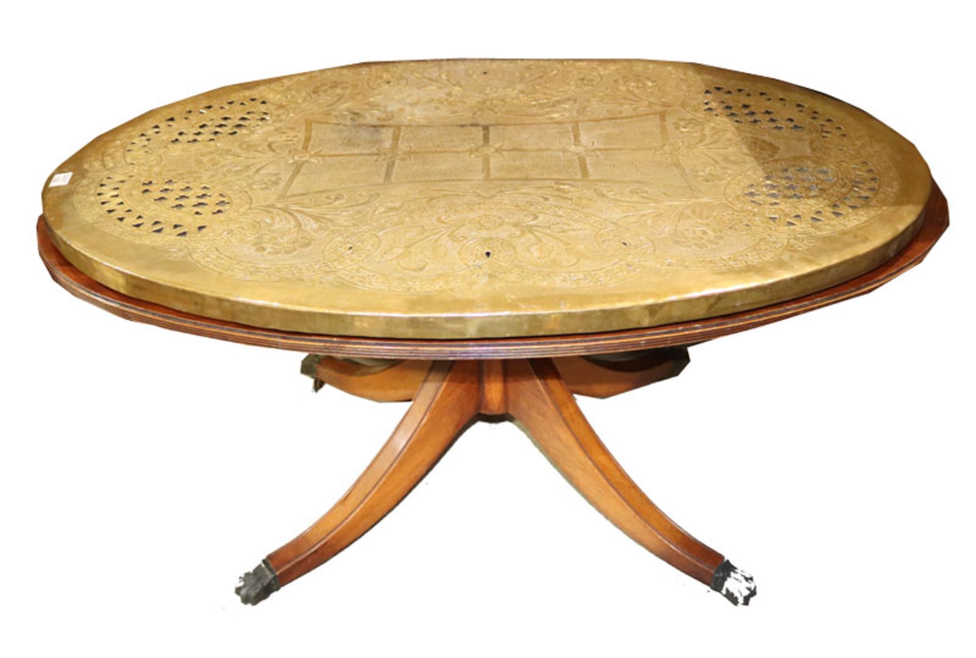 Couchtisch, oval auf Mittelfuß mit 4 Beinen und Rollen, H 55 cm, L 123 cm, B 75 cm, Gebrauchsspuren,