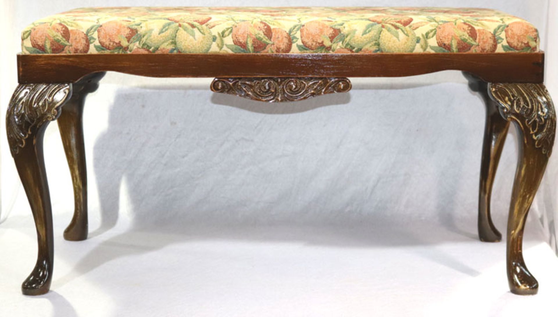 Hocker auf geschwungenen Beinen, Sitz gepolstert und floral bezogen, H 50 cm, B 97 cm, T 46 cm,